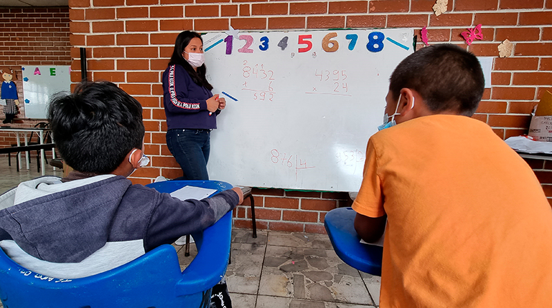 Los estudiantes en situación de vulnerabilidad que no están vacunados reciben clases gratuitas de refuerzo. Foto: Lineida Castillo / EL COMERCIO