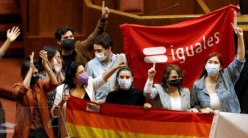 Los parlamentarios celebran la decisión del Congreso a favor del matrimonio entre personas del mismo sexo. Foto: Agencia UNO