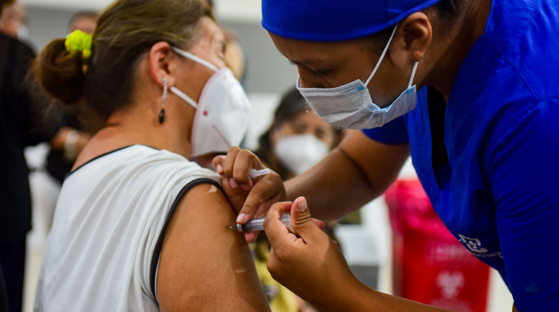 Aplicación de la vacuna contra el covid-19 en Guayaquil. Foto: Enrique Pesantes / EL COMERCIO
