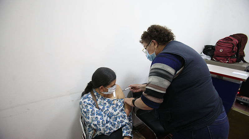 Proceso de inmunización en el centro comercial Ipiales Mires, Quito. Foto: Julio Estrella / EL COMERCIO