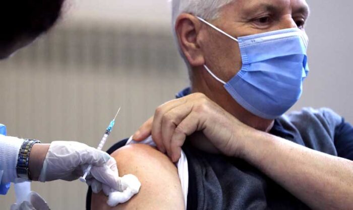 Más de cuatro millones de personas ya cuentan con la tercera dosis de la vacuna Pfizer en Israel. Foto: EFE
