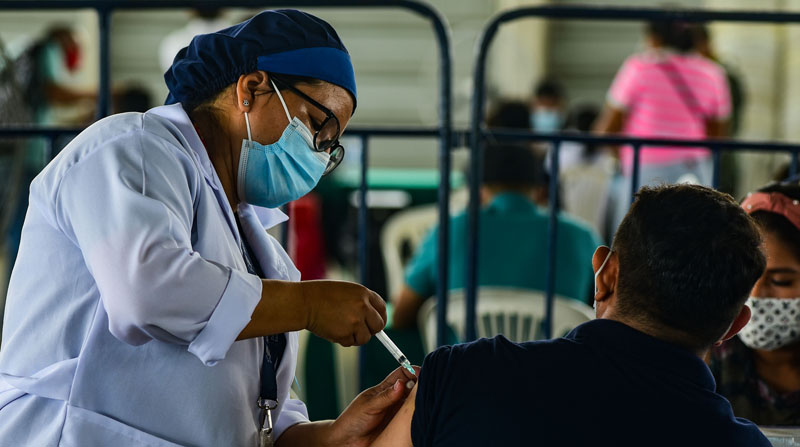 La decisión de la Autoridad Sanitaria Nacional de declarar obligatoria la vacuna contra el covid-19 en Ecuador "es inconstitucional" a criterio de dos expertos consultados. Foto: Archivo EL COMERCIO