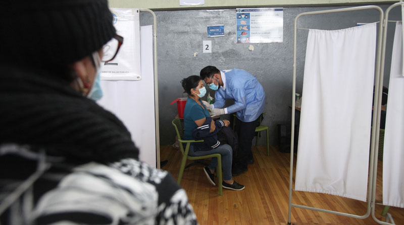 El Gobierno dispuso que la vacuna contra el covid-19 será obligatoria en Ecuador. Foto: Julio Estrella/ EL COMERCIO