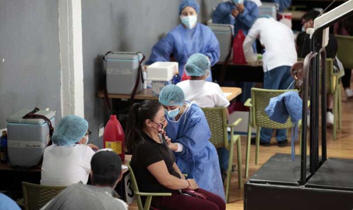 La atención en los puntos de vacunación habilitados será de 08:00 a 16:00. Foto: Patricio Terán / EL COMERCIO