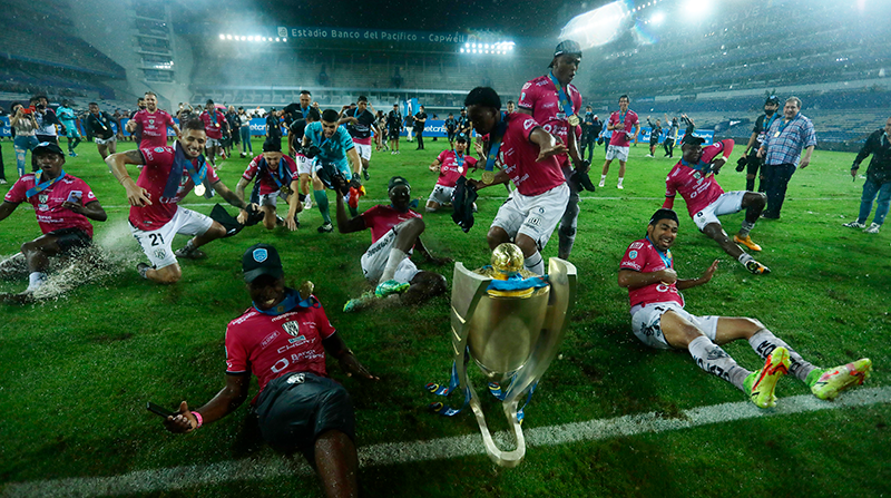 Los jugadores de Independiente celebran el título que ganaron el domingo 12, en el estadio Capwell de Guayaquil. Foto: Press South / IDV