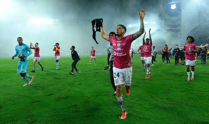 Los jugadores del Independiente celebran tras finalizar el partido en el estadio Capwell, en Guayaquil. Fotos: Franklin Jácome / Agencia Press South