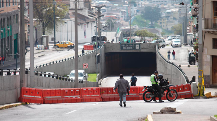 El cierre del viaducto se debe a trabajos de restitución de cableado en los alrededores del acceso a la estación San Francisco del Metro de Quito. Foto: Julio Estrella / EL COMERCIO