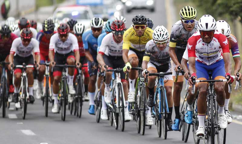 Wilson Haro (de amarillo) ganó la 38ª edición de la Vuelta Ciclística al Ecuador. Foto: Patricio Terán / EL COMERCIO