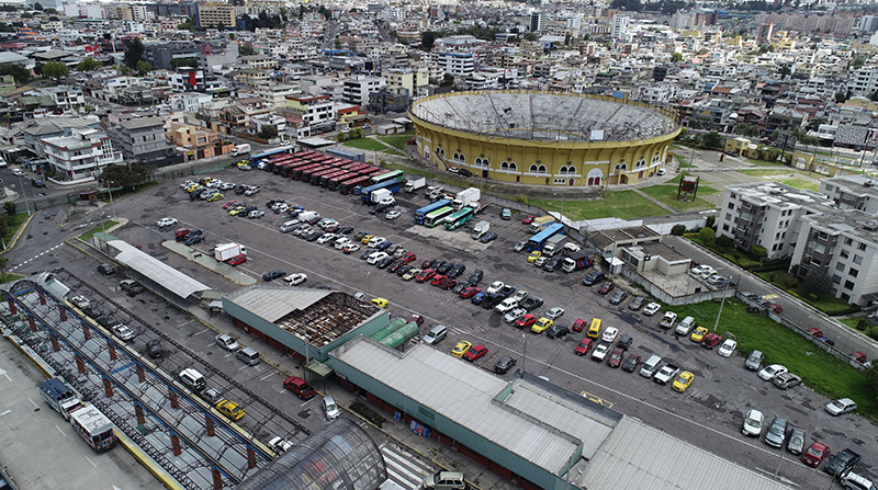 Patio de retención vehicular en Quito, donde funcionaba la estación del Trole de la Y. Foto: Vicente Costales / EL COMERCIO