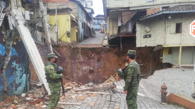 En este 18 de diciembre del 2021, otra vivienda se derrumbó en el socavón de Zamora. Foto: Twitter FFAA Ecuador