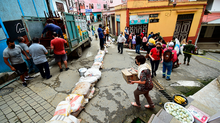 Habitantes y comerciantes del triángulo que forman las calles Colón, 10 de Agosto y E. Castro evacuaron en Zaruma. Foto: Enrique Pesantes / EL COMERCIO
