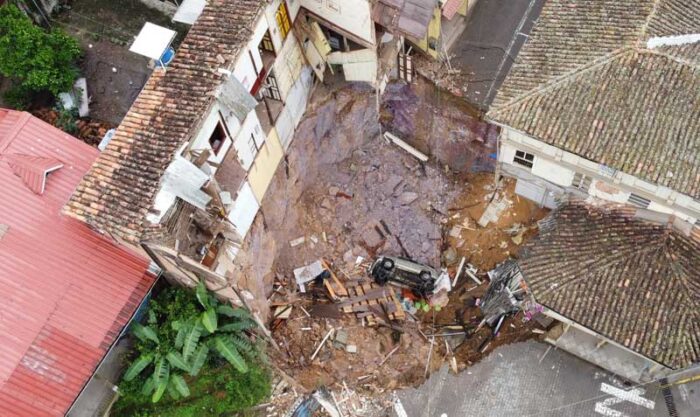 En el centro de Zaruma (El Oro) se registró un socavón que destruyó viviendas y una calzada. Las autoridades examinan las medidas para prevenir que el problema crezca. Foto: archivo / EL COMERCIO