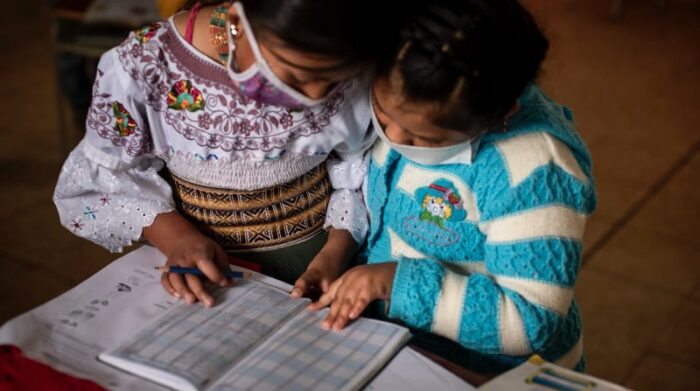 Dos niñas del pueblo Karanki estudian juntas en su aula de la escuela de San Clemente, el 5 de abril pasado. Foto: Johis Alarcón
