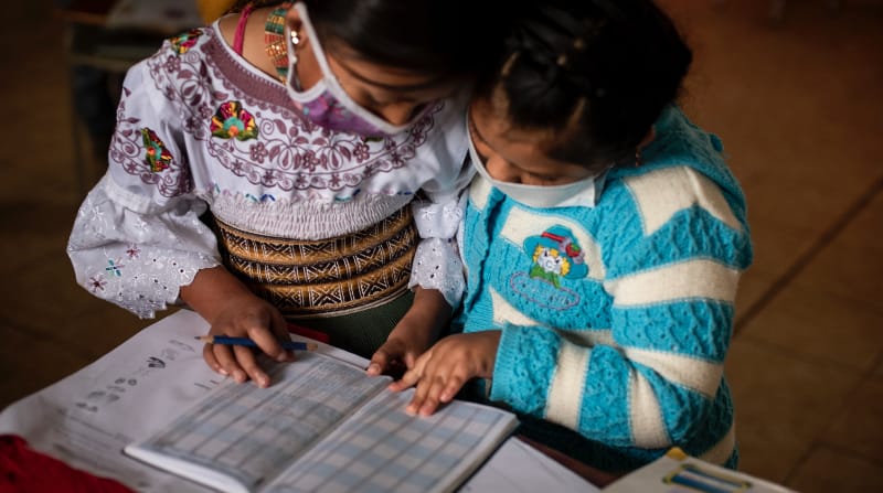 Para afrontar la crisis del covid-19 comunidades indígenas, campesinas y afrodescendientes reabrieron las “escuelas comunitarias” que son espacios educativos locales, bilingües e interculturales en Ecuador. Foto: Johis Alarcón