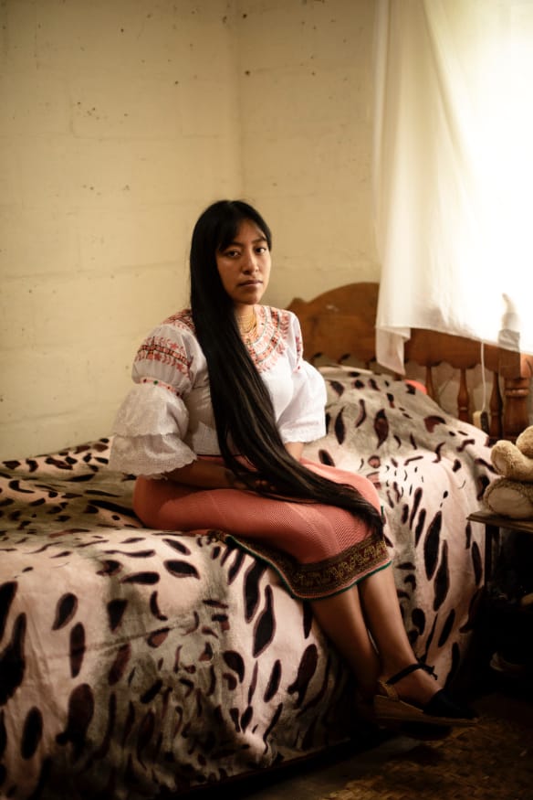 Katherine Pupiales (20) posa  para la foto en su dormitorio. Es profesora comunitaria y estudiante de Psicología. Foto: Johis Alarcón