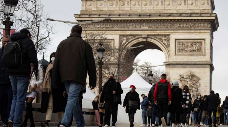 Los peatones con mascarillas caminan por los Campos Elíseos en el centro de París, Francia. Foto: EFE