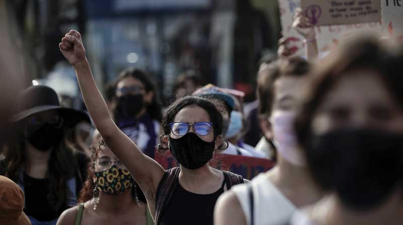 Imagen referencial. Mujeres de distintas organizaciones feministas marchan en contra de la violencia en San José, Costa Rica. Foto: EFE