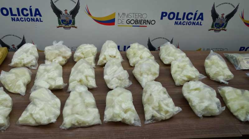 21 fundas de cocaína en forma rocosa y 30 envolturas cilíndricas de heroína están entre las sustancias que la Policía se incautó en dos allanamientos en Durán. Foto: Cortesía Policía Nacional