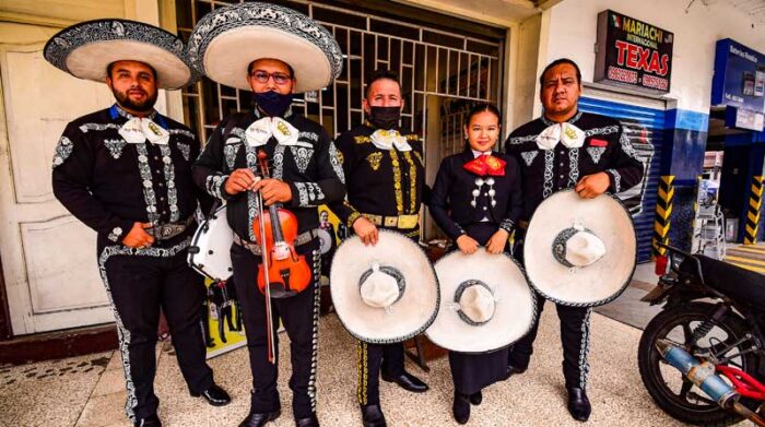 El mariachi Los Reyes listo para ir a cumplir con una serenata. Foto: Mario Faustos / EL COMERCIO