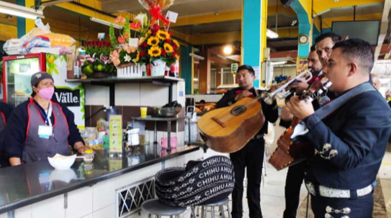 Mariachi Chihuahua celebró el Dia Internacional del Mariachi, dando serenata en el Mercado de Santa Clara. Foto Ivonne Mantilla /EL COMERCIO