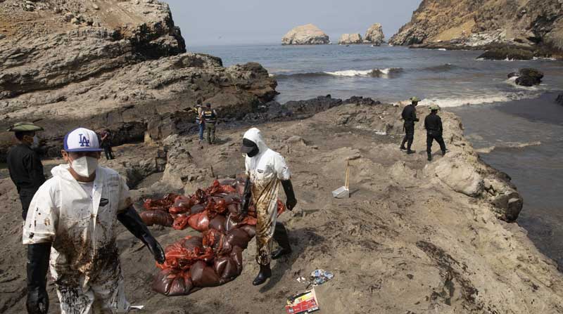 Continúan las labores de limpieza del derrame de petróleo vertido en el océano Pacífico desde la refinería peruana de La Pampilla. Foto: EFE