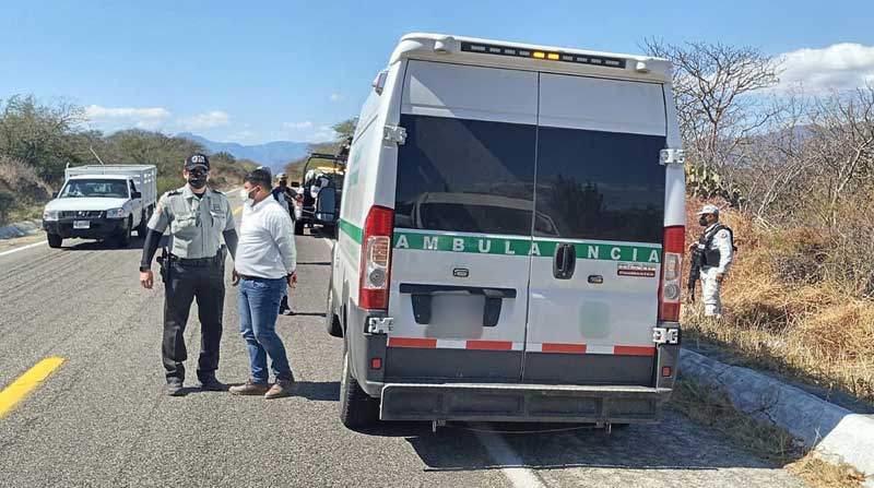 El Instituto Nacional de Migración (INM) del Gobierno mexicano halló migrantes nicaragüenses que viajaban hacinados en una ambulancia pirata. Foto: EFE