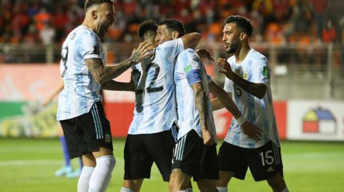 Los jugadores argentinos celebran el primero del partido ante Chile. Foto: Twitter @Argentina.