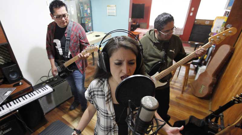 Banda Collider’s Paradox. En la foto, Ana Dávila (vocalista), Omar Andrango (guitarrista, izq.) y Esteban Vera (bajo, der.).