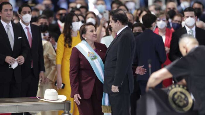 La presidente electa Xiomara Castro (izq.) habla con su esposo, el expresidente Manuel Zelaya, luego de tomar juramento como nueva presidente de Honduras. Foto: EFE