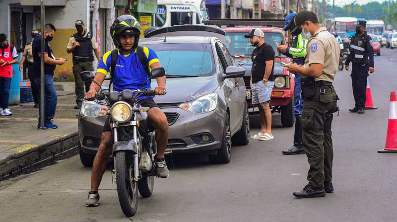 La Policía realiza un operativo en la avenida Portete, en el sur de Guayaquil, donde se han presentado robo de autos. Foto: Enrique Pesantes / EL COMERCIO