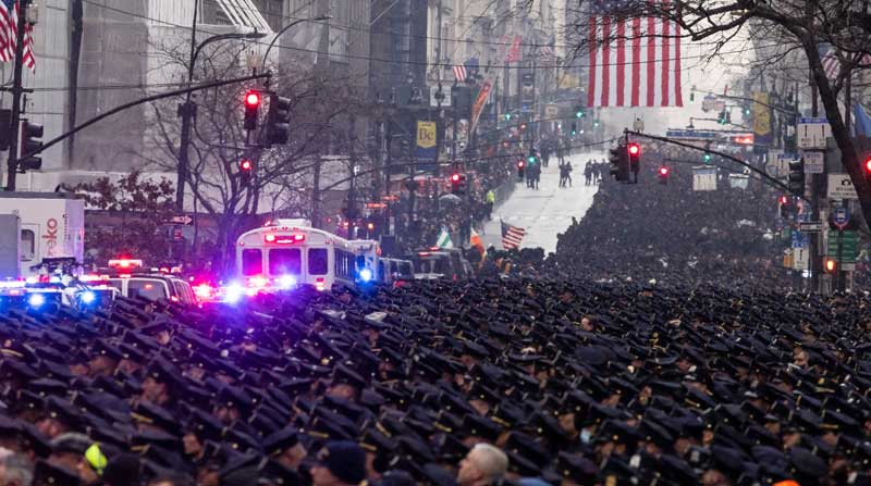 Oficiales de policía llenan la Quinta Avenida mientras pasa la procesión fúnebre. Foto: EFE