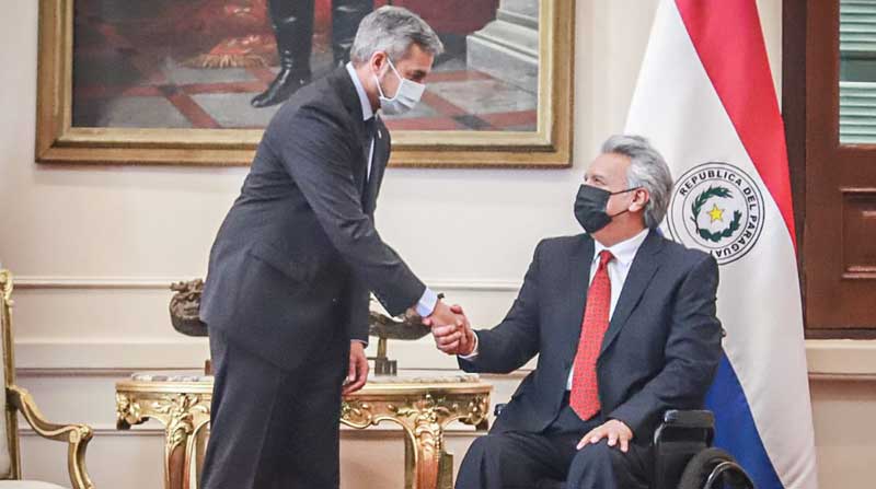El expresidente de Ecuador Lenín Moreno se reunió con al primer mandatario de Paraguay, Mario Abdo Benítez. Foto: Twitter de la Presidencia de Paraguay