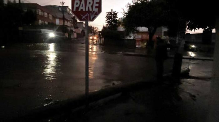 La tarde de este 31 de enero se registró una fuerte lluvia en el sector de La Gasca, en Quito. Foto: Patricio Terán / EL COMERCIO