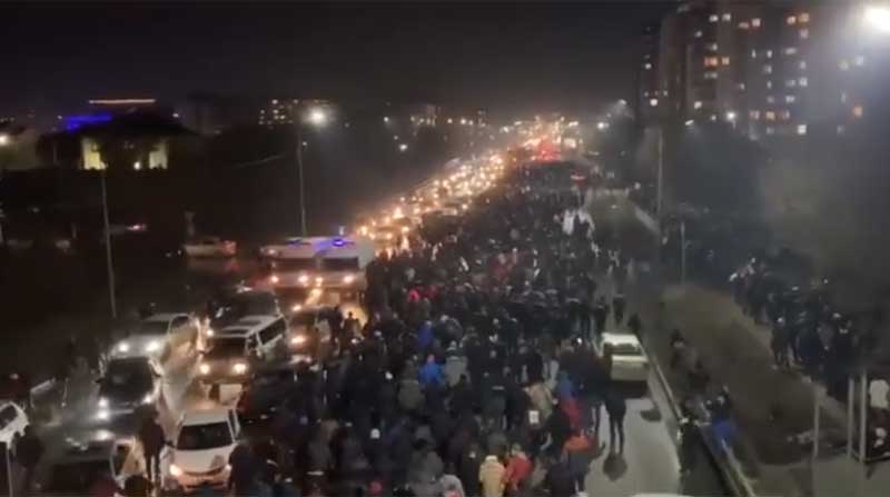 De acuerdo con las autoridades kazajas, en los disturbios que siguieron a unas protestas por la subida del precio del gas licuado. Foto: Captura