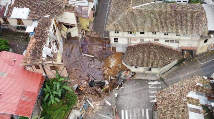 Un enorme socavón se abrió en pleno centro de Zaruma afectando varias viviendas. Foto: Enrique Pesantes / EL COMERCIO