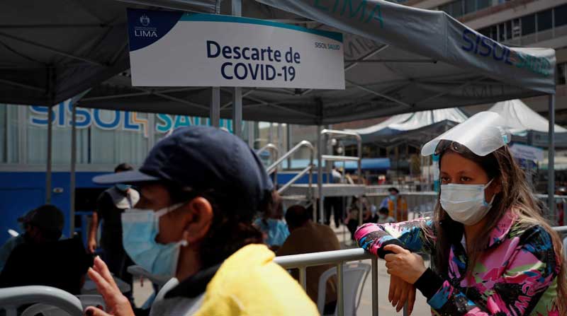 Perú está en alerta epidemiológica por una tercera ola de contagios del covid-19, acelerada por la variante ómicron. Foto: EFE
