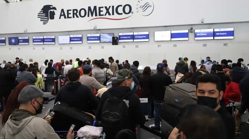 Varias personas hacen fila para ser atendidos por personal de diferentes aerolíneas, en el Aeropuerto Internacional de Ciudad de México (México). Foto: EFE
