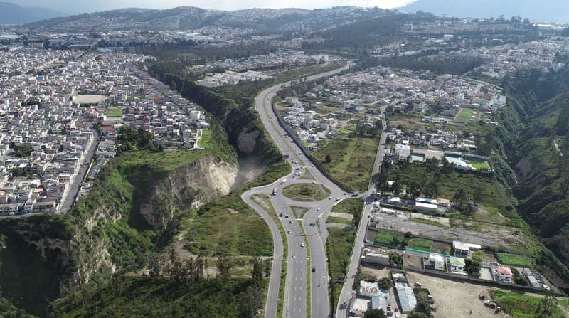 La extensión de la avenida Simón Bolívar, entre Carapungo y la Mitad del Mundo, se empezó a cobrar en el 2020 como parte de las intervenciones distritales de Quito. Foto: Patricio Terán/El COMERCIO