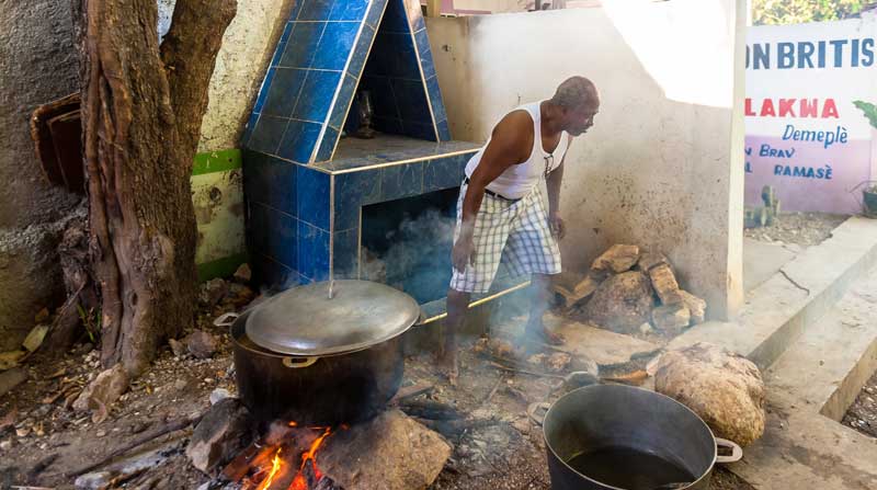 Un hombre prepara la sopa Joumou, también llamada la sopa de la independencia, plato nacional de Haití, que acaba de ser declarada patrimonio de la humanidad por la Unesco. Foto: EFE
