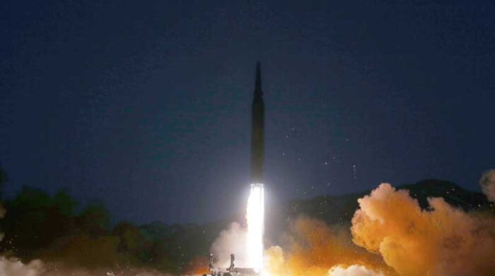 Kim Jong Un observó la prueba de fuego de un misil hipersónico realizada por la Academia de Ciencias de la Defensa. Foto: EFE