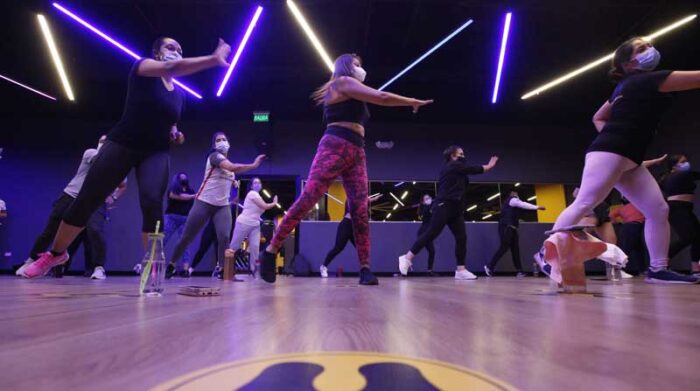Las personas mantienen la distancia  social necesaria en la sala de baile del Smart Fit, ubicado en Calderón. Foto: Patricio Terán / EL COMERCIO