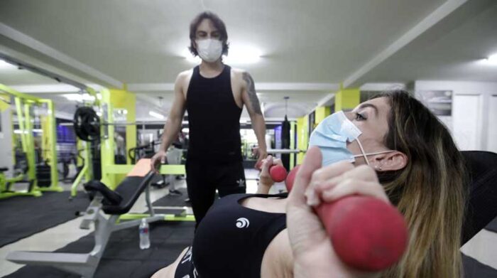 Luis Hernández supervisa el entrenamiento de las personas que acuden diariamente a Action Gym.