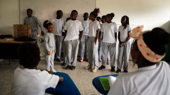Un coro de niños canta un arrullo, en su clase en la escuela comunitaria de Playa de Oro, ubicada en Esmeraldas. Foto: Johis Alarcón