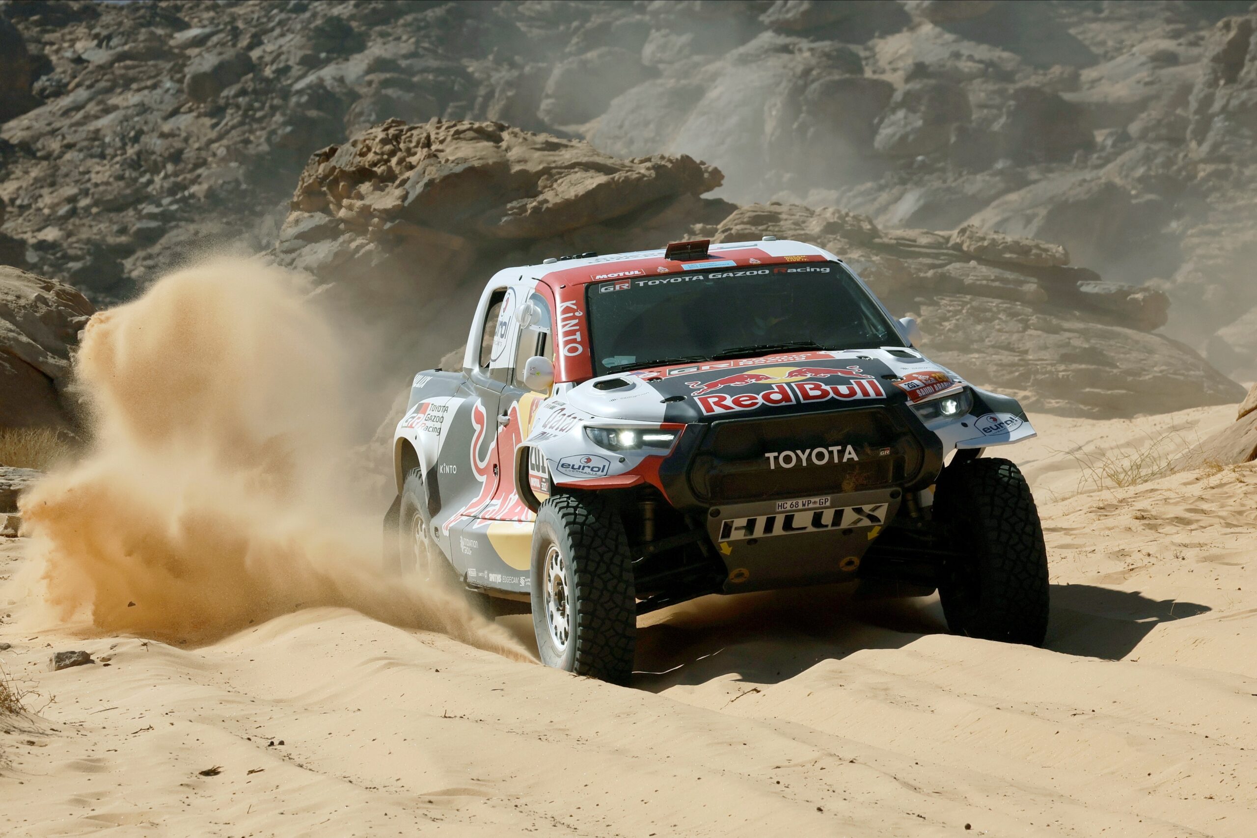 El piloto Nasser Al-Attiya y su copiloto Matthieu Baumel, durante la segunda etapa del Rally Dakar 2022, este domingo, en Arabia Saudí. EFE/Biel Aliño