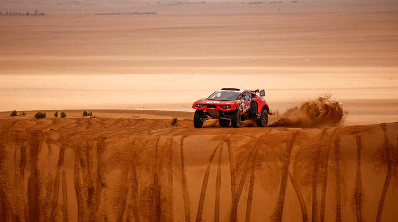 El auto que conducen Sebastien Loeb y Fabian Lurquin en el Rally Dakar 2022. Foto: EFE