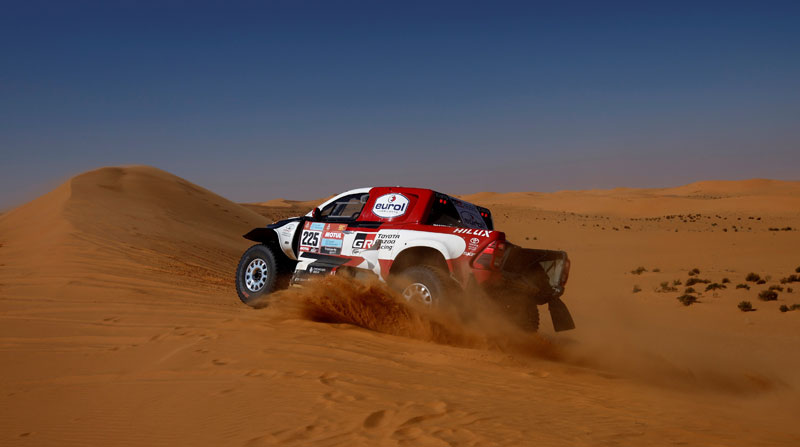 Henk Lategan y Brett Cummings conducen para el equipo Toyota Gazoo en el Rally Dakar. Foto: EFE