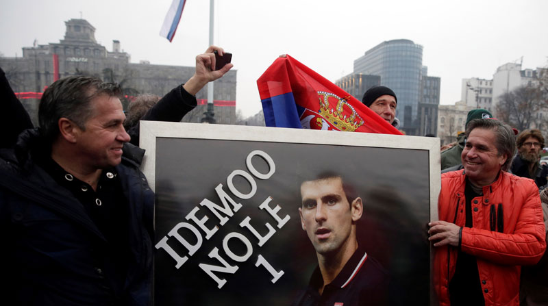 Seguidores del tenista Novak Djokovic durante una protesta de apoyo en Belgrado, Serbia, el 08 de enero de 2022. Foto: EFE