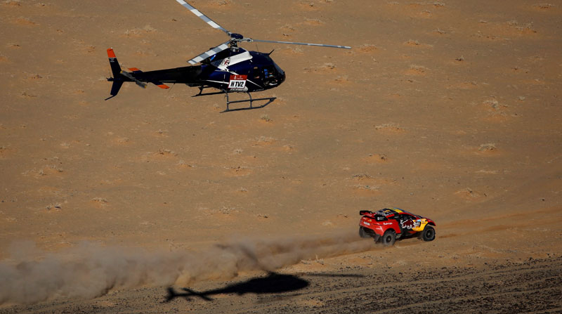 Sebastien Loeb y el copiloto Fabian Lurquin del Bahrain Raid Xtreme team durante el Rally Dakar. Foto: EFE