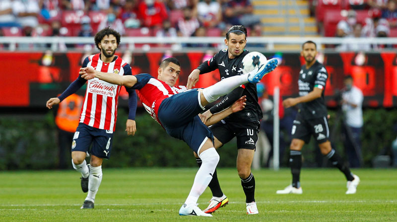 Sergio Flores (izq.) de Chivas disputa el balón con Nicolás Benedetti de Mazatlán el 9 de enero del 2022. Foto: EFE