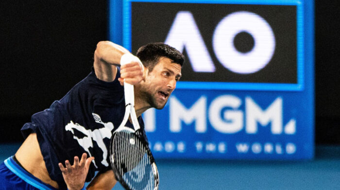 Novak Djokovic durante una práctica en Melbourne Park, en Melbourne, Australia, el 14 de enero del 2022. Foto: EFE